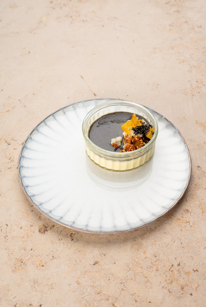 Signature «Madagaskar-Vanille-Royal» Birnen-Sesam-Coulis, Birnenwürfel mit Yuzu