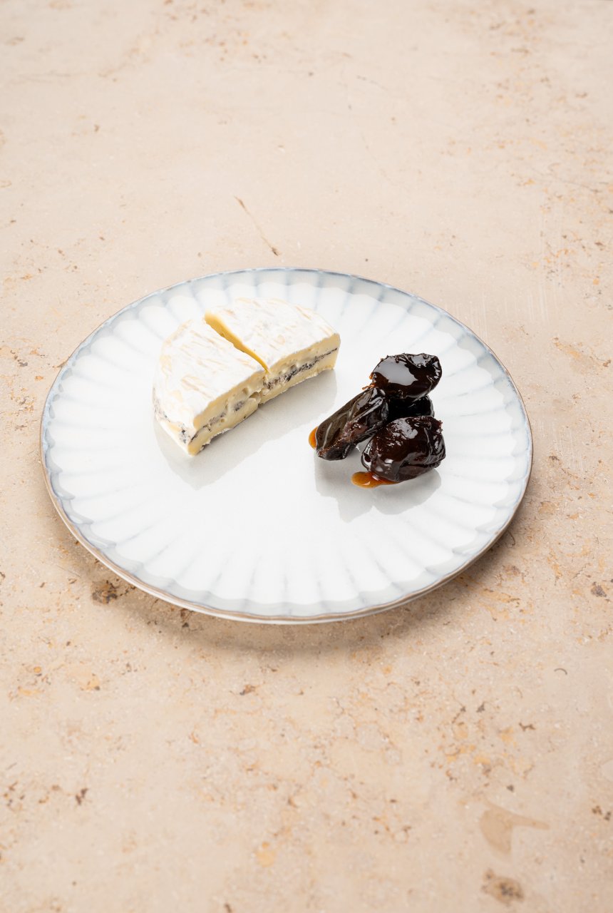Trüffel-Tomme-Fleurette mit Gewürzpflaumen