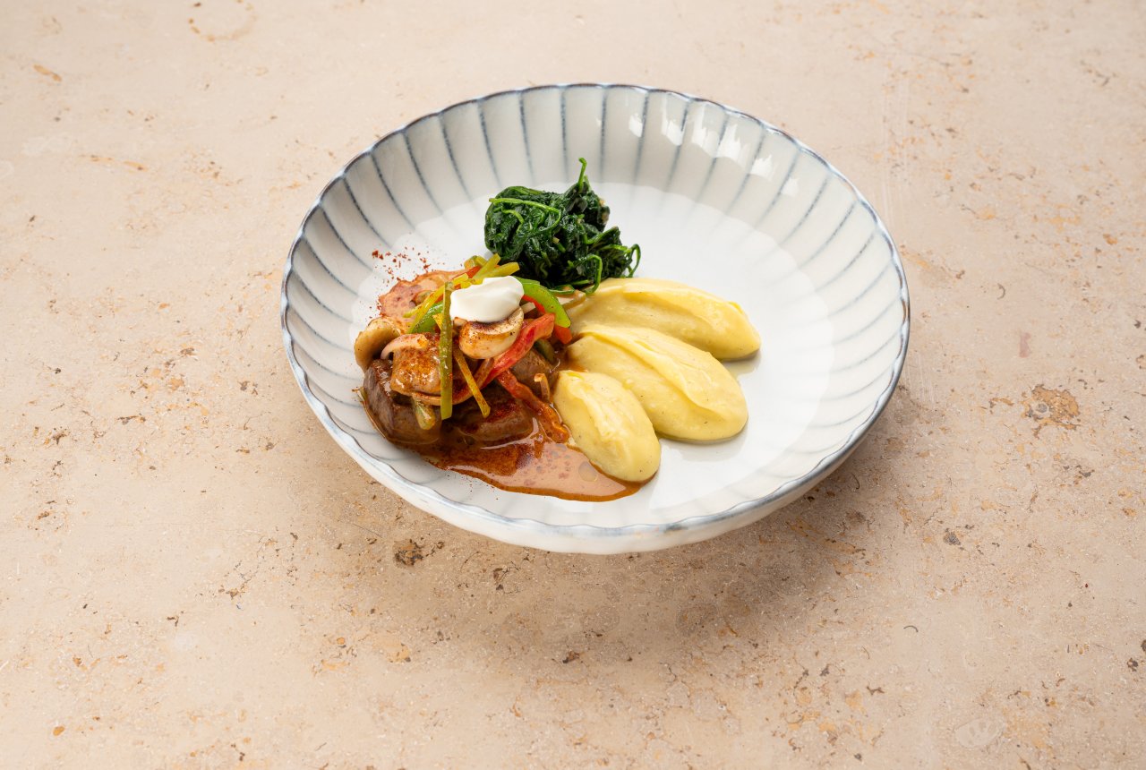 Schweizer Rindsentrecôte, 8 Wochen gereift, Stroganoff-Sauce, Desirée-Kartoffelpüree, Winterspinat