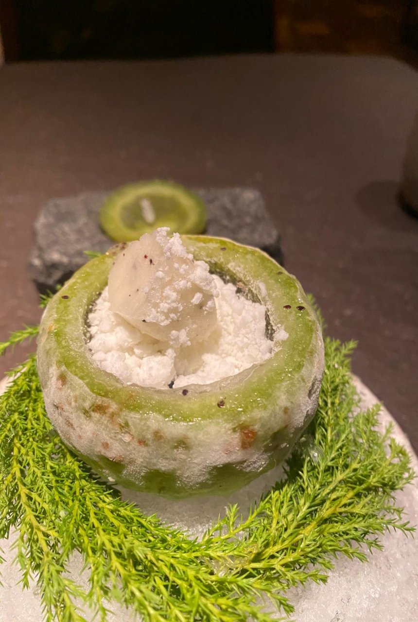Ein Dessert mit einer kiwiähnlichen Frucht, serviert als Schaum, Sorbet und Gelee